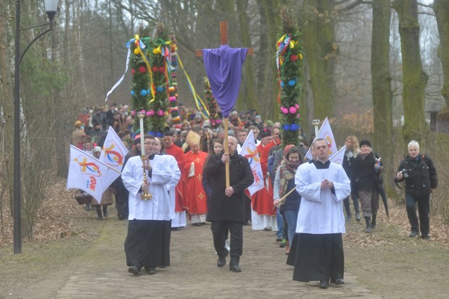 W niedzielę po południu odbyła się masz święta w radomskim skansenie, po której wyruszyła procesja z okazałymi palmami.