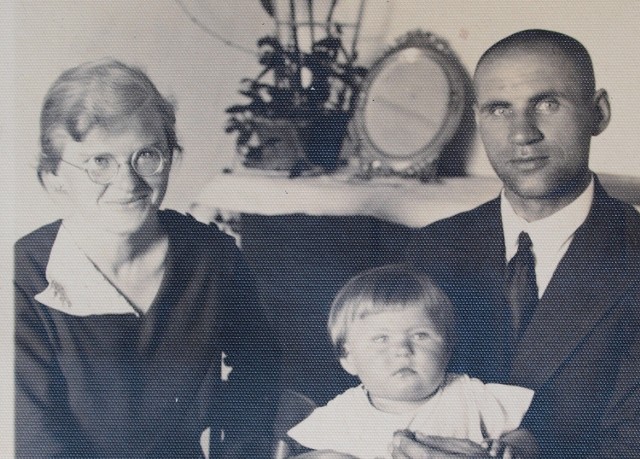 Stefania i Franciszek Waćkowscy, nauczyciele  w Trościance i Iwaniczach na Wołyniu, z córką - przyszłą senator RP Marią Berny, Trościanka 1933.