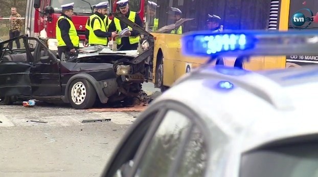 Kierowca VW Jetta wjechał czołowo w autobus miejski. Na miejscu zginął pasażer. W szpitalu zmarł kierowca