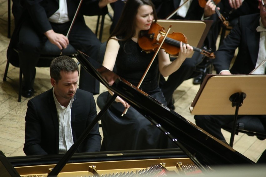 Bertrand Chamayou i Orkiestra Filharmonii Poznańskiej.