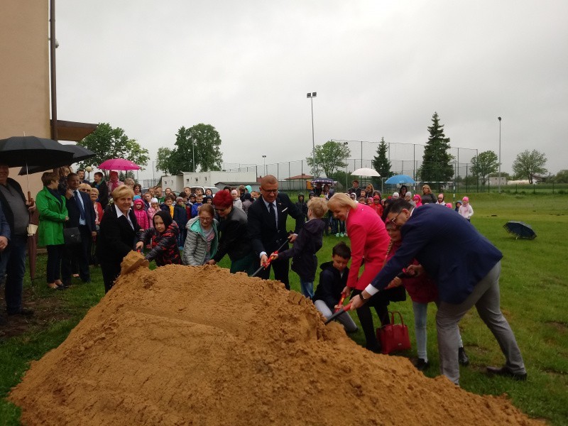 Gmina Gózd. Rusza budowa sali gimnastycznej przy szkole w Klwatce Królewskiej 