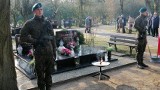 13. rocznica katastrofy smoleńskiej. Na grobie Sebastiana Karpiniuka w Kołobrzegu złożono kwiaty [ZDJĘCIA]