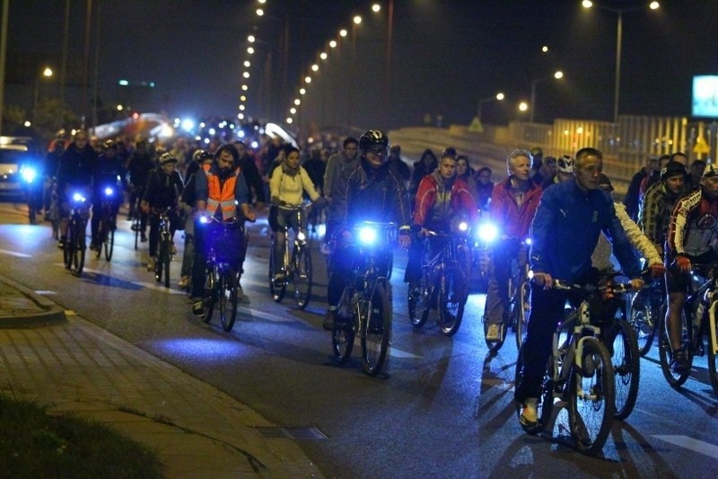 Rowerzyści przejechali przez Poznań i zapalili znicze w...