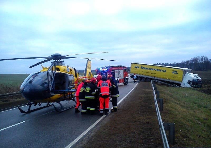 Ogrodzieniec: Wypadek śmiertelny na DK 16. Kobieta zginęła po zderzeniu z tirem (zdjęcia)