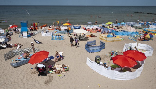 Parawan ma chronić nas na plaży od wiatru. Burmistrz Darłowa zauważa jednak, że dziś  z parawanów korzystamy przede wszystkim po to, by zarezerwować sobie miejsce. Wygradzamy przestrzenie, tymczasem plaża to przecież dobro wspólne