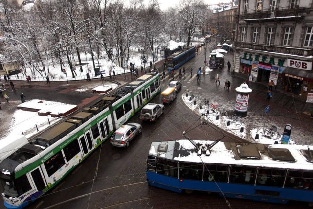 Skrzyżowanie pod Teatrem Bagatela jest newralgicznym punktem. Często pojazdy blokują się nawzajem / Fot. Andrzej Banaś