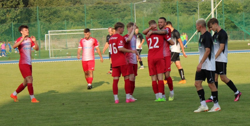 GKS Zio-Max Nowiny rozgromił Stal Kunów 6:0. Więcej zdjęć na...