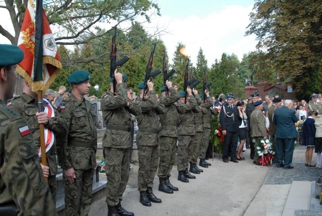 Salwę honorową ku czci poległych żołnierzy oddali żołnierze z jednostki wojskowej w Komorowie