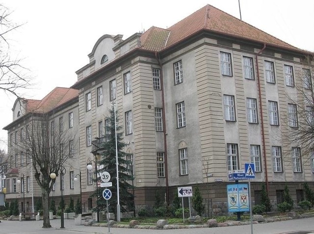 Budynek miasteckiego ratusza. Do 22 sierpnia br. przyjmowane są oferty na stanowisko wiceburmistrza Miastka.