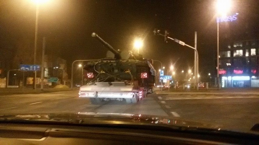 Kolumna czołgów przejechała nocą przez Łódź! [nowe zdjęcia]