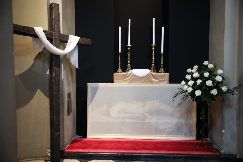 Kraków. Puste Groby Pańskie w kościołach. Katolicy celebrują najważniejsze święto [ZDJĘCIA]