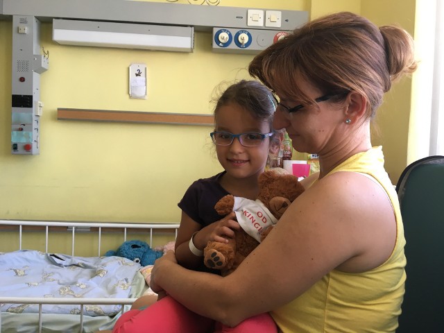 Mała Zuzia została dziś przyjęta na oddział pediatryczny Uniwersyteckiego Szpitala Klinicznego w Opolu. Na powitanie dostała misia.