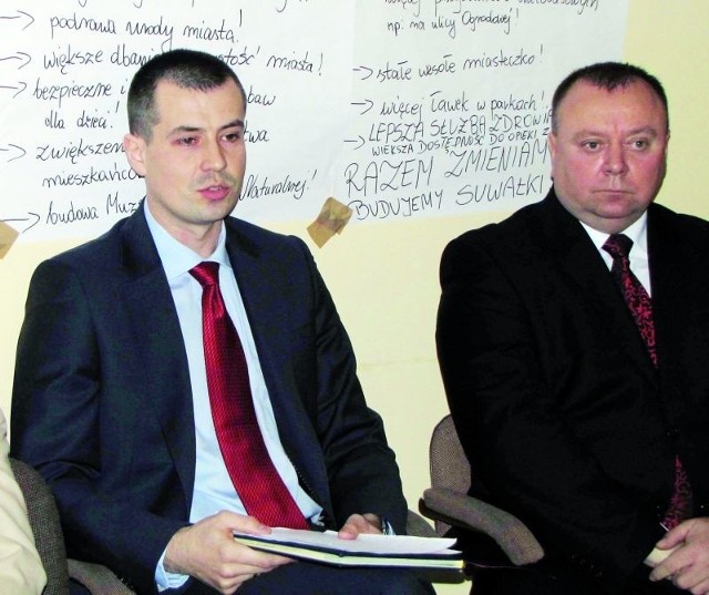 32-letni Gajewski (z lewej), zawodowo przedstawiciel jednej z zagranicznych firm w Polsce, ma przyciągnąć wyborców z Suwałk.