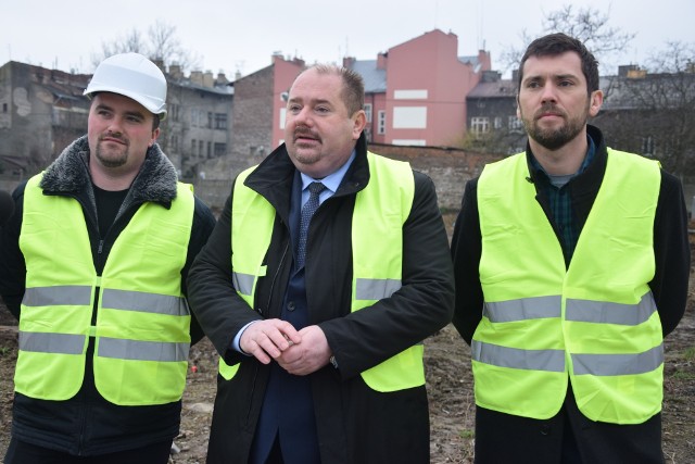 b Centrum handlowe przy ul. Piekarskiej w Jarosławiu ma być gotowe do końca 2018 r. Nz. od lewej inż. budowy Łukasz Maciak, burmistrz Waldemar Paluch i przedstawiciel CD Locum Daniel Widz.