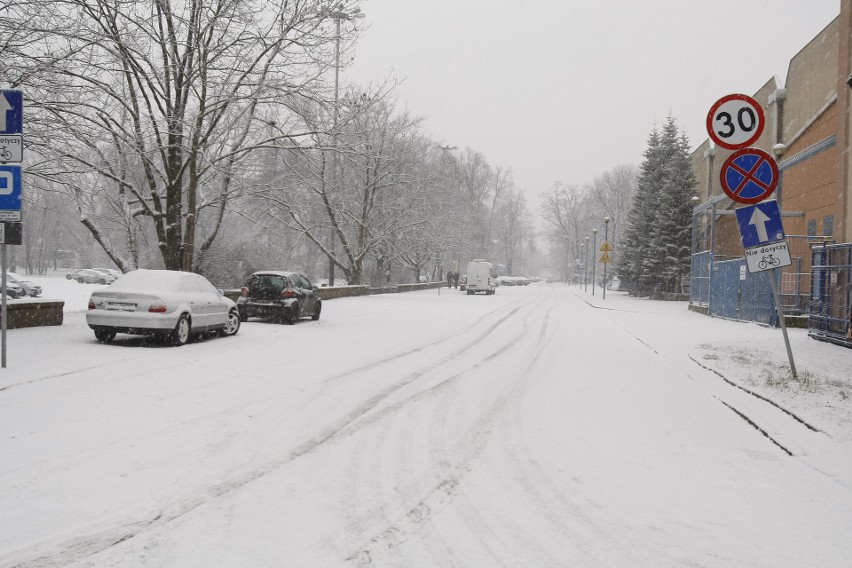 Zima sparaliżowała Łódź! Bardzo złe warunki na drogach, gigantyczne korki [zdjęcia]