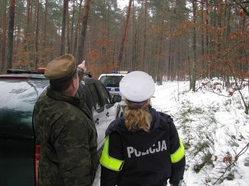 Hajnówka. Policja i straż leśna patrolowali lasy w powiecie. Zwracali uwagę na nielegalną wycinkę choinek [ZDJĘCIA]