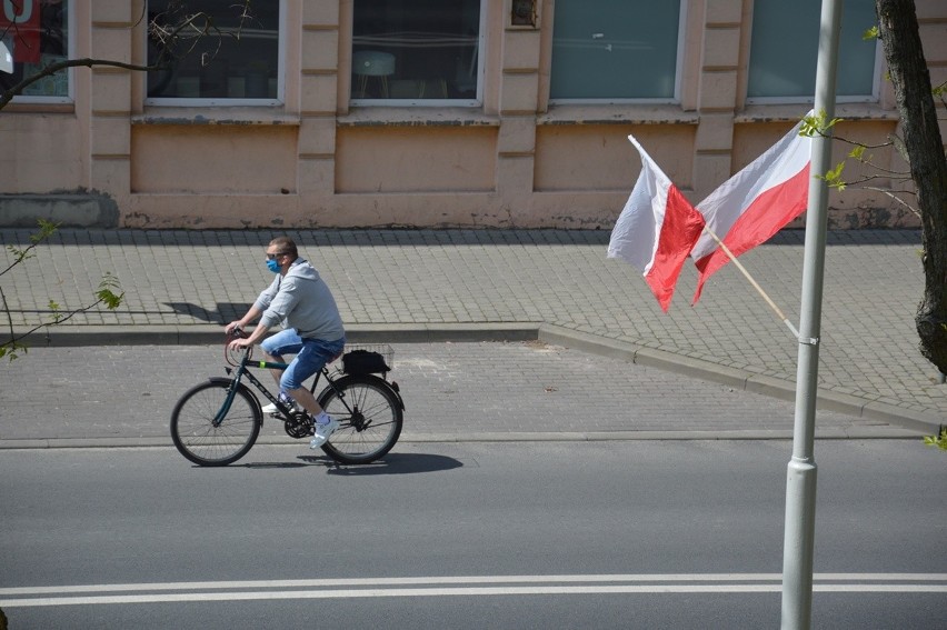 Ulica 1 Sierpnia z flagami na ulicznej latarni