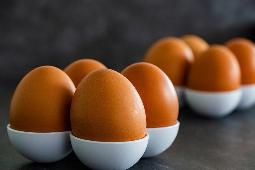 Jajka zawierają dużą ilość cholesterolu. W 100 g jajka jest...