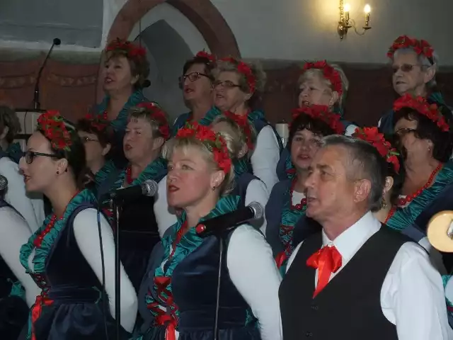 Zespół Polskie Kwiaty zdobył popularność także poza gminą Chełmża. W jego składzie są wokaliści i muzycy.