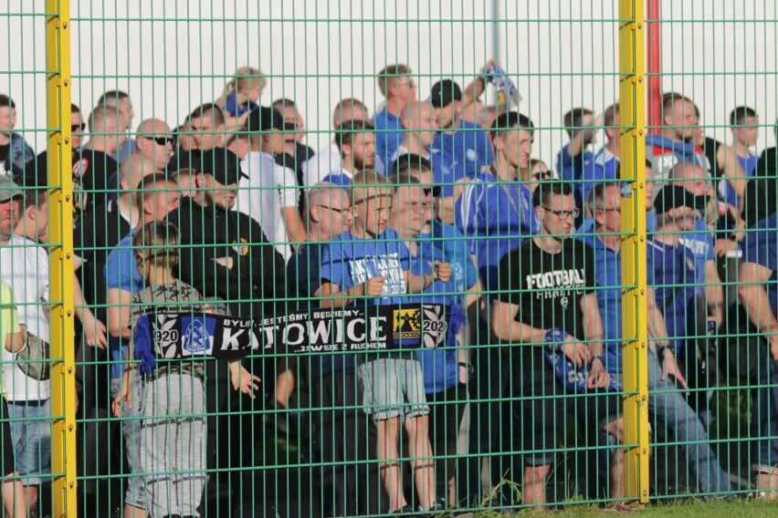 Pod stadionem w Pawłowicach Ruch dopingowało kilkuset fanów...
