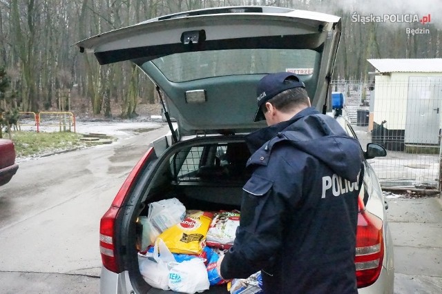 Policjanci z Będzina zorganizowali zbiórkę darów na rzecz schroniska dla bezdomnych zwierząt w Sosnowcu