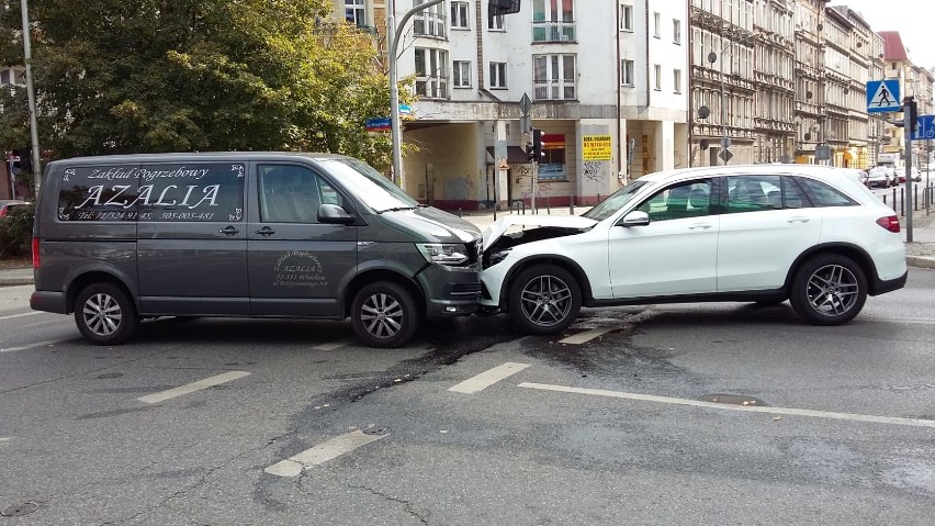 Wypadek z udziałem karawanu we Wrocławiu [ZDJĘCIA]