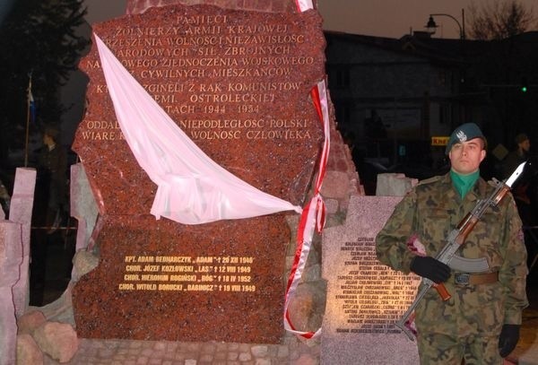 Pomnik pamięci ofiar komunizmu stoi juz w Ostrołęce.