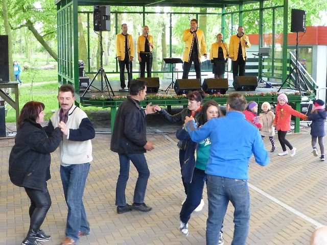 Koncerty, jakie zorganizowano podczas majówki w Łabiszynie, już po raz trzeci zapoczątkowały cykl imprez "Spotkajmy się na łabiszyńskiej Wyspie". Wystąpił Darek Nowicki oraz popularny zespół Bayer Full (na zdjęciu).