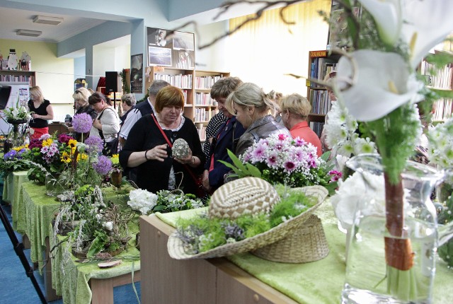 Piękne kompozycje z kwiatów przygotowały słuchaczki florystyki i bukieciarstwa policealnej szkoły TEB. Wystawę  ich prac w czwartek otwarto w bibliotece przy ul. Mikołaja z Ryńska 1 w Grudziądzu. Kto ma ochotę zobaczyć eksponaty, powinien się spieszyć, bo bez wody szybko stracą cały swój urok. W piątek książnica czynna będzie w g 10-18.