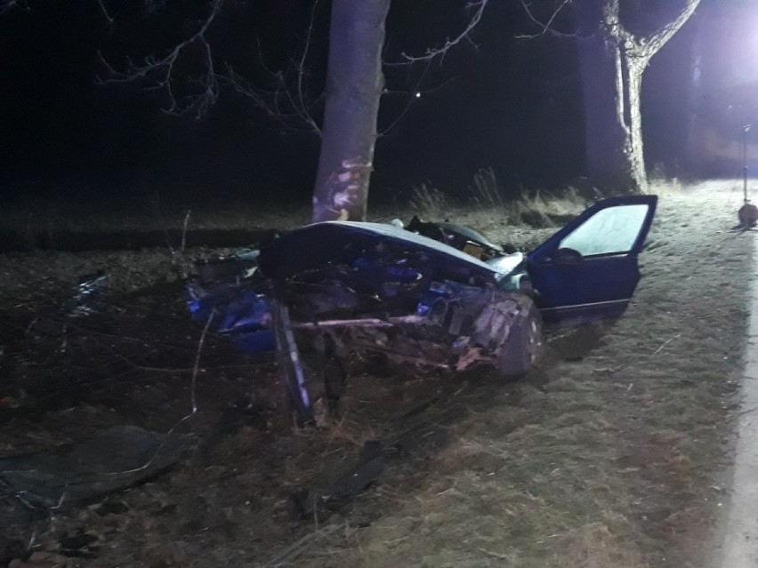 Tragiczny wypadek w Klukowej Hucie 2.12.2020. Samochód uderzył w drzewo. Nie żyją dwie osoby. Zdjęcia