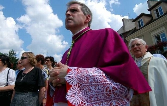Biskup sandomierski Krzysztof Nitkiewicz  pobłogosławił pątników.