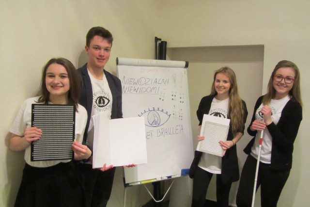 Organizatorem kampanii Niewidzialni Niewidomi są uczniowie II LO w Poznaniu. Na jej finał zorganizowali akcji wspólnego pisania listów alfabetem Braille'a