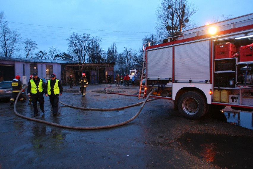Pożar budynków przy Krakowskiej. 10 zastępów straży pożarnej w akcji