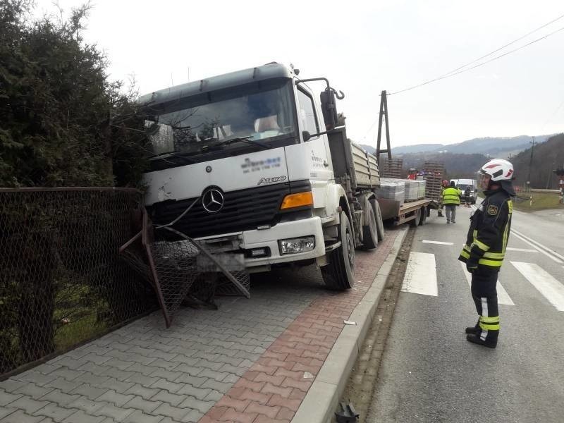 W Barcicach kierowca ciężarówki staranował ogrodzenie