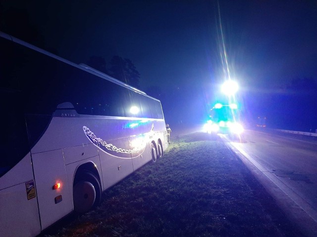 Autobus wjechał do rowu. Autostrada A4 jest częściowo zablokowana.