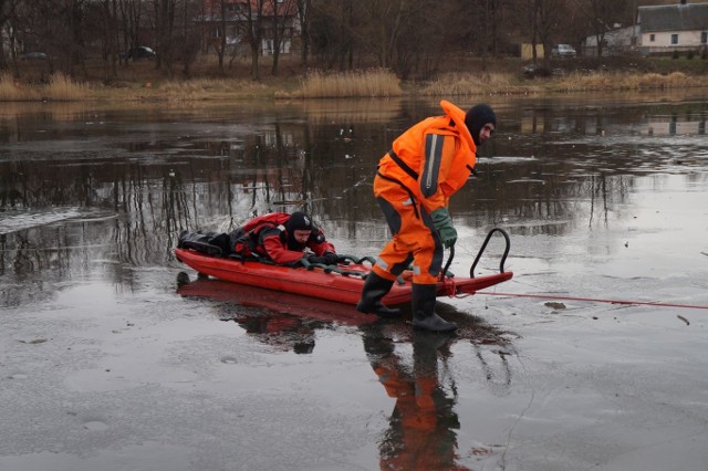 Ratownicy pokazali w Szydłowcu, jak ratować osobę, pod którą załamał się lód.
