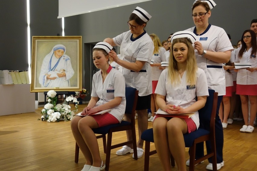 PWSIiP w Łomży. Pielęgniarki otrzymały czepki (zdjęcia)