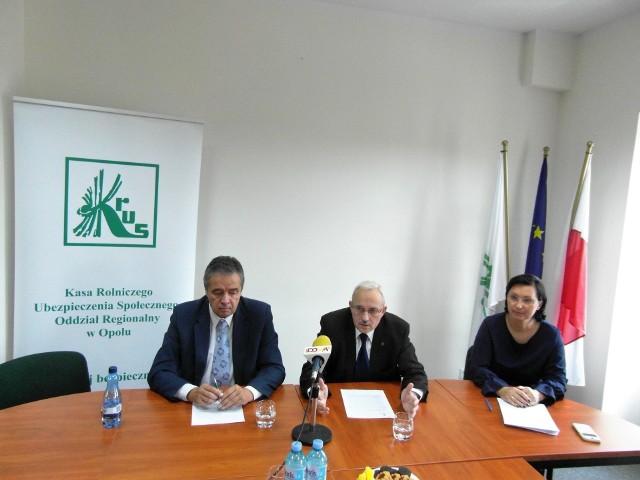 Na zdjęciu od lewej: Piotr Ciona, Lech Waloszczyk oraz Joanna Skuratowicz podczas konferencji prasowej w opolskim KRUS.