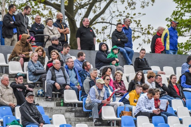 Piłkarze III-ligowego Chemika Moderatora byli bliscy kolejnej przegranej na własnym boisku, ale cenny punkt w meczu z KKS 1925 Kalisz uratowali w doliczonym czasie.Gola na 1:1 w 90+3 minucie strzelił Dawid Janicki (dośrodkowanie z rzutu rożnego Mariusza Miłka).Przyjezdnych na prowadzenie wyprowadził Marcin Lis w 78 minucie (po dośrodkowaniu z rzutu rożnego).Obydwa zespoły nie wykorzystały po rzucie karnym.Najpierw przy stanie 0:0, w 36 minucie, okazje zmarnował Wojciech Mielcarek (Chemik) - Adam Wasiluk obronił.Potem w 83 minucie, już przy stanie 1:0 dla Kalisza, okazję zmarnował Hubert Antkowiak (KKS) – obronił Szymona Więckowicz.Chemik Moderator Bydgoszcz – KKS 1925 Kalisz 1:1 (0:0). Bramki: Dawid Janicki (90+3) - Marcin Lis (78).Drużynę przyjezdnych dopingowała liczna grupa swoich kibiców wzmocniona grupą z Torunia.ZOBACZ ZDJĘCIA Z MECZU CHEMIKA Z KKS 1925 KALISZ NA UL. GLINKI >>>>>