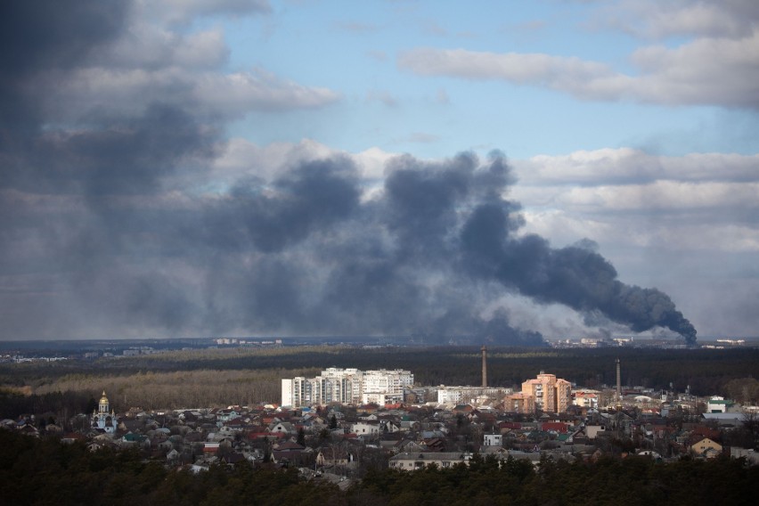 Dym nad miastami Gostomel i Bucza