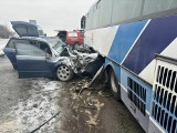 Wypadek na DK 94 w Świlczy koło Rzeszowa. Autobus zderzył się z osobówką. Na miejsce wypadku wezwano śmigłowiec LPR [ZDJĘCIA]