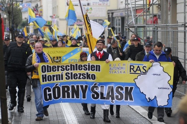 RAŚ konsekwentnie domaga się utworzenia jednego województwa śląskiego. Na zdjęciu manifestacja Ruchu w Opolu w październiku 2009 r. W środku maszeruje Jerzy Gorzelik, lider RAŚ.