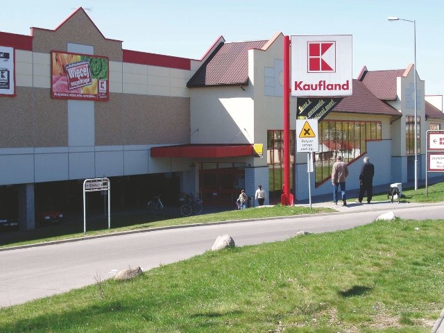 Zablokowanie decyzji o budowie supermarketu w Grajewie sprawi, że mieszkańcy po zakupy wciąż wybierać się będą do Kauflandu w Ełku (na zdjęciu) lub hipermarketów w Białymstoku