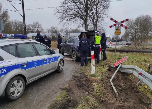 Mężczyzna staranował znak drogowy i zatrzymał się na przejeździe kolejowym. Szybka reakcja policjantów uratowała życie nieodpowiedzialnemu kierowcy.