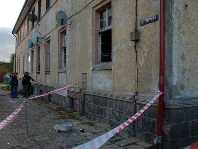 Kamienica przy ul. Felczaka w Człuchowie po pożarze mieszkania na parterze. 
