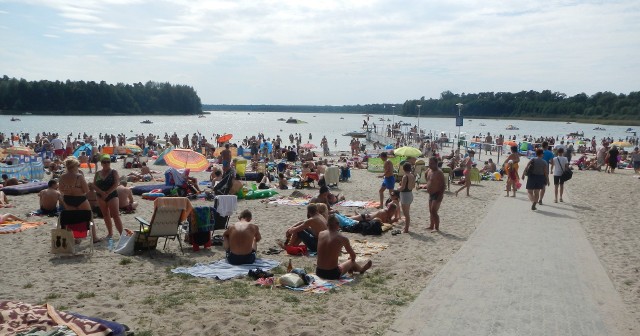 W te wakacje w województwie kujawsko-pomorskim będą czynne 32 oficjalne, strzeżone przez ratowników kąpieliska. Kilka innych będzie cieszyć plażowiczów w powiecie chojnickim. Aura w ten weekend będzie sprzyjała opalaniu i wodnym igraszkom.Przedstawiamy galerię zdjęć kąpielisk w regionie ---->