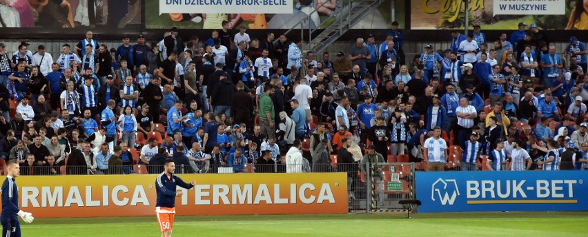 Kibice Stali Rzeszów meldują się na stadionie w Niecieczy. Zobacz zdjęcia