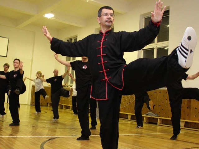 Medaliści z Rzeszowa w czasie treningu tai chi.