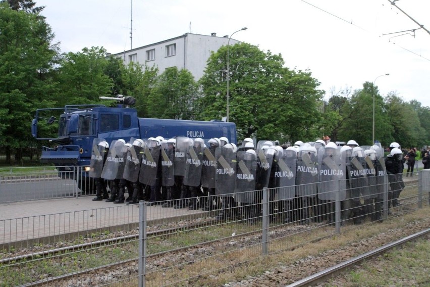 Zamieszki na Legnickiej po śmierci w komisariacie. Rzucali kamieniami w policję