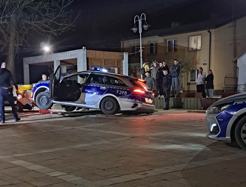 Policjant uszkodził radiowozem fontannę na skwerku w Sławnie...